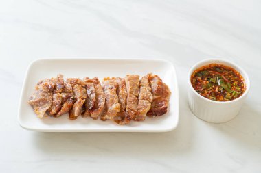 Izgara domuz boynu ya da Tayland baharatlı soslu kömür kaynayan domuz boynu.