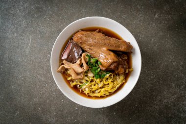 Kahverengi çorbada haşlanmış ördek ve haşlanmış yumurtalı şehriye Asya yemeği.