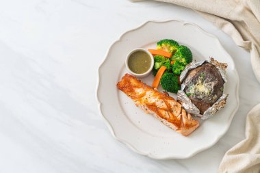 Fırında patates ve sebzeli ızgara somon bifteği.