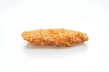 Kızarmış tavuk göğsü bifteği beyaz arka planda izole edilmiş.