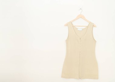 Duvarında ahşap askı asılı güzel bir kadın gömleği.