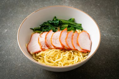 Barbekü Kırmızı Domuz Eriştesi Çorbalı - Asya usulü