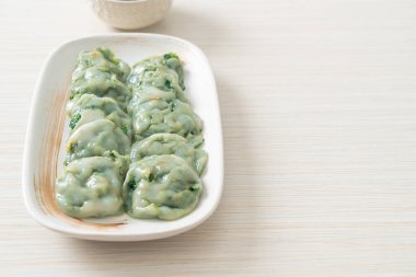 Soslu buğulanmış frenk soğanı. Asya usulü.