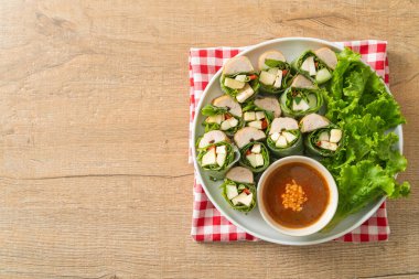 Vietnam köftesi dürümü veya Vietnam salatası dürümü veya Namnueng veya Nem Nuong - Asya yemeği tarzı