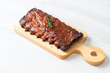 Barbekü soslu ızgara pirzola ve domuz pirzolası.