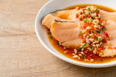 Yuzu Ponzu soslu haşlanmış alabalık veya somon balığı.