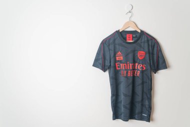 Bangkok, Tayland - 18 Ocak 2022: ARSENAL FC X 424 JERSEY, 424 ve adidas takımları Arsenal FC fanatiği için bir menzil oluşturdular.