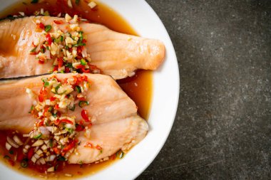 Yuzu Ponzu soslu haşlanmış alabalık veya somon balığı.