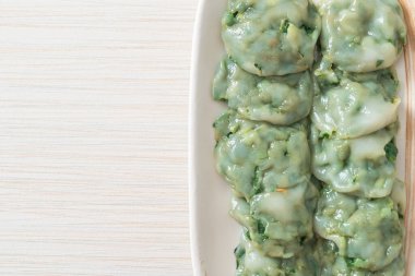 Soslu buğulanmış frenk soğanı. Asya usulü.