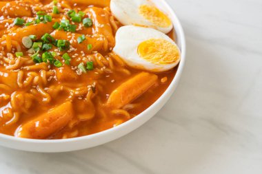 Kore hazır şehriyesi ve Kore baharatlı soslu Tteokbokki, Rabokki - Kore yemeği tarzı.