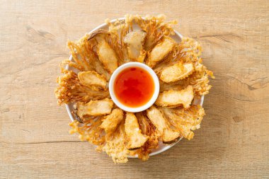 Kızarmış Enoki mantarı ve baharatlı soslu istiridye mantarı. Vejetaryen yemek tarzı.