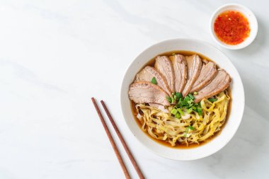 Kahverengi çorbada pişmiş ördekli yumurta eriştesi. Asya usulü.