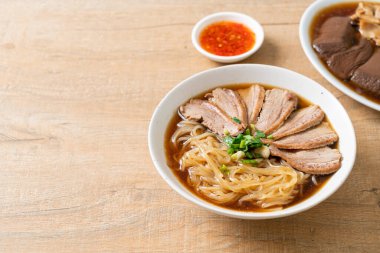 Ördek çorbalı ördek eriştesi. Asya usulü.