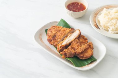 Yapışkan pirinç ve baharatlı tatlı soslu kızarmış tavuk.