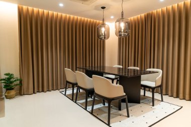 Evde boş yemek masası seti ve sandalye dekorasyonu