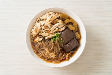 Kahverengi Çorba Kasesinde haşlanmış Tavuk Eriştesi - Asya usulü