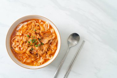 Kore udon eriştesi ve kimchi çorbası, Asya usulü.