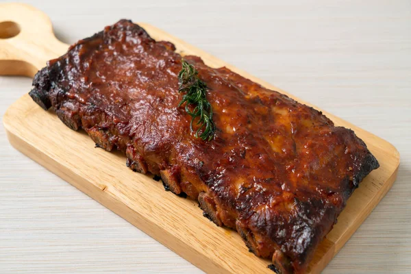 Barbekü soslu ızgara pirzola ve domuz pirzolası.