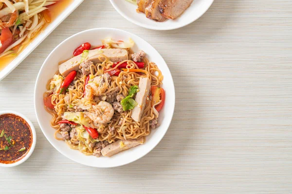 Asya usulü baharatlı erişte salatası, Tayland usulü.