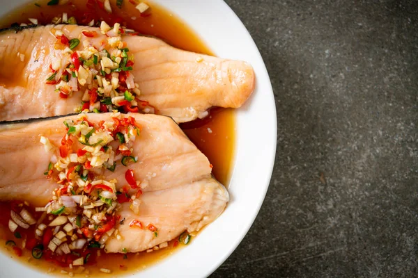 Yuzu Ponzu soslu haşlanmış alabalık veya somon balığı.