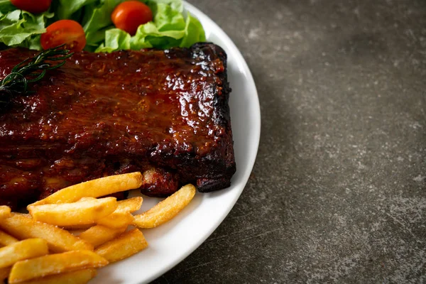 Barbekü soslu ızgara pirzola ve domuz pirzolası.