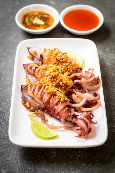 Sarımsaklı kızarmış kalamar - deniz ürünleri tarzı.