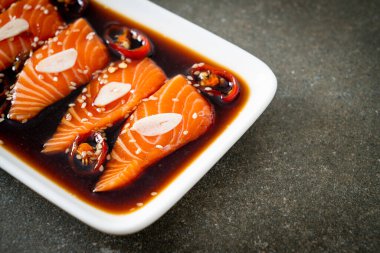 Salamura edilmiş somon balığı ya da Kore usulü soya sosu.