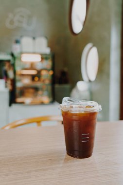 Buzlu americano kahvesi ya da kafeteryadaki uzun koyu kahve bardağı.