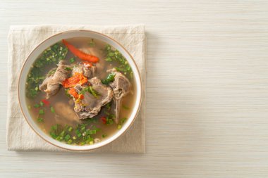 Baharatlı Doğranmış Domuz Kemiği Çorbası veya Baharatlı Leng Çorbası - Asya usulü