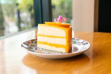 Kafe restoranında güzel tabakta turuncu pasta