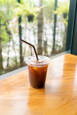 Buzlu americano kahvesi ya da kafeteryadaki uzun koyu kahve bardağı.