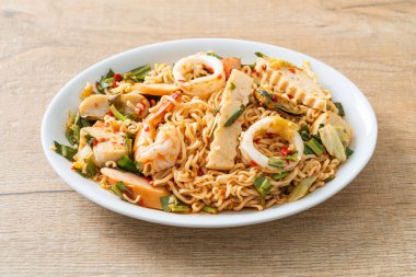 Anında baharatlı erişte salatası ve karışık et. Asya yemeği tarzı.