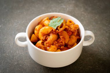 Domates soslu makarna ve kıymalı domuz eti, Amerikan usulü pirzola, Amerikan usulü gulaş.