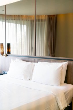Lüks yatak odasında beyaz yastıklar, yatak dekorasyonu.