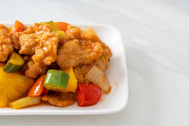 Kızarmış tatlı ve ekşi sosla domuz ve sebzeyi karıştır.