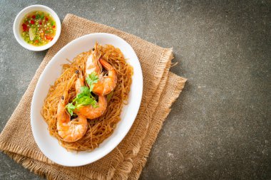 Güveçte veya fırında karides ve cam erişte veya vermicelli karides.