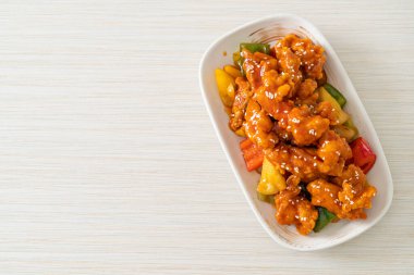 Kore usulü tatlı ve ekşi soslu kızarmış tavuk.