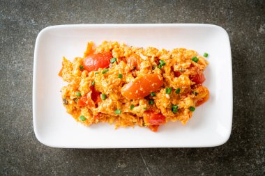 Yumurtalı sahanda domates ya da domatesli omlet - sağlıklı besin tarzı