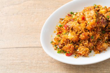 Kızarmış, kıtır kıtır, tuzlu ve acılı domuz eti. Asya usulü.