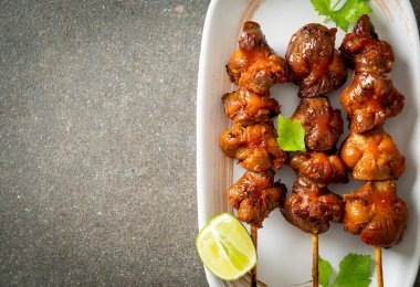 Izgara tavuk şişi. Tabakta baharat ve şifalı otlar var.