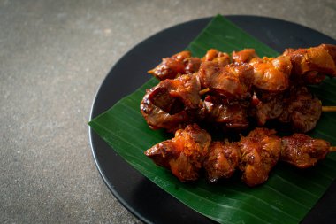 Izgara tavuk şişi, Asya sokak yemeği tarzı.