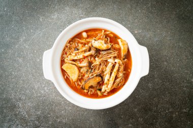 Tom Yum Çorbası ile karıştırılmış Baharatlı Mantar - Vejetaryen yemek tarzı