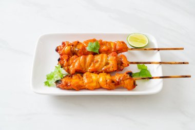 Baharatlı ve otlu ızgara tavuk şişi.