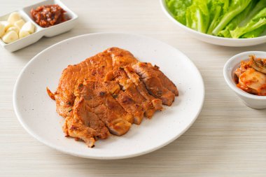 Kore usulü salamura edilmiş domuz eti sosu. Sebze ve kimchi ile birlikte. Kore usulü.