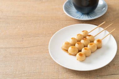 Mitarashi dango. Japon usulü soya soslu hamur tatlısı.