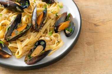 Linguine spagetti makarna vongole beyaz şarap sosu İtalyan deniz ürünleri makarna ve midye