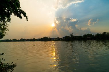 Nehir manzarası ve güzel gün batımı Tayland 'da bulutlu
