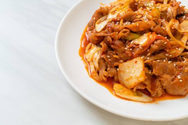 Kore usulü baharatlı ve kimchi soslu kızarmış domuz eti.