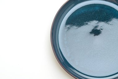 boş güzel ve klasik seramik plaka beyaz arkaplanda izole