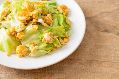 Ev yapımı kızarmış lahana ve tabakta yumurta.